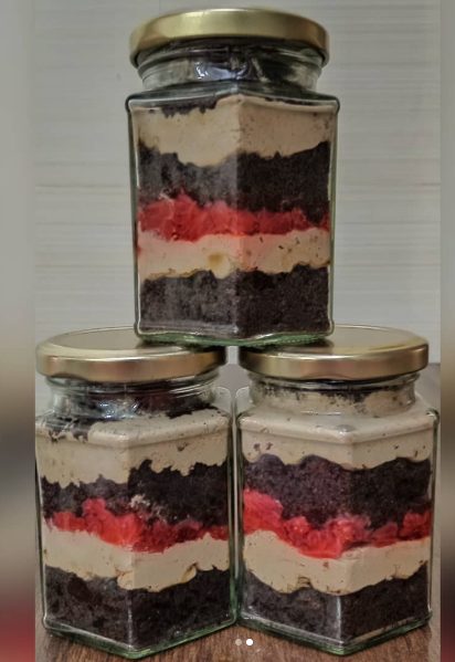Layered jar cakes